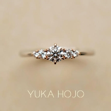 VANillA(ヴァニラ):正統派のデザインにさりげないゴールドが可愛い婚約指輪