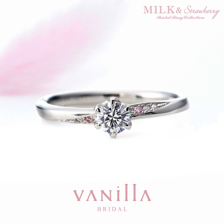 ピンクダイヤがメインのダイヤを引き立たせる♪大人可愛いデザインの婚約指輪