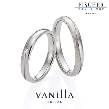 VANillA（ヴァニラ）:リング表面の緩やかなウェーブのラインを境目に2種類の表面仕上げが施された結婚指輪