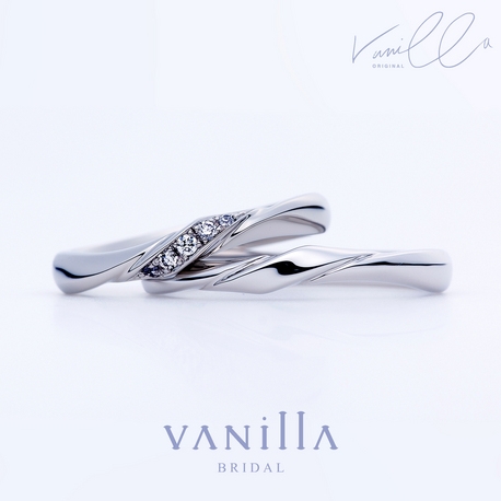 VANillA（ヴァニラ）:立体的なウェーブラインが美しい、大人の雰囲気漂う程よいボリューム感のある結婚指輪