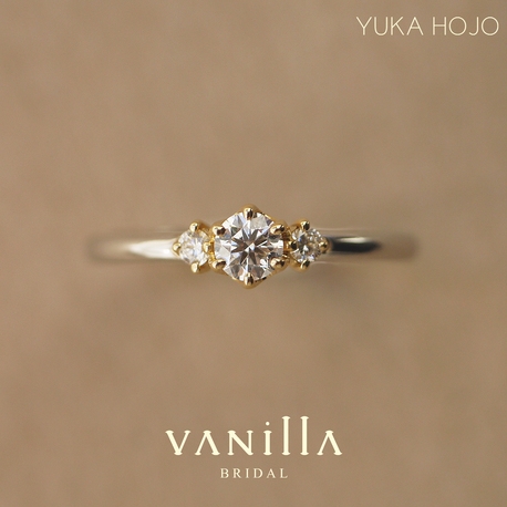 VANillA（ヴァニラ）:正統派のデザインにさりげないゴールドが可愛い婚約指輪