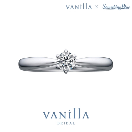 VANillA（ヴァニラ）:石座の側面に可憐なダイヤモンドが一石あしらわれた、水色の美しい輝きを放つ婚約指輪