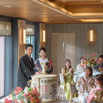 東京大神宮 大神宮会館:【30名／挙式＋披露宴＊】30名203万円◆少人数プラン＜6ヶ月以内＞:【東京駅10分、飯田橋駅徒歩5分の好アクセス】都心にありながら緑と静けさに包まれた東京大神宮。年間数十万人が訪れる”縁結び”の神社で創始の頃より守り伝えている結婚式を。和洋映える多彩な３つの会場では旬の高級食材を使用した伊勢懐石料理など評判の美食でおもてなし。心温まる祝宴を叶えよう。