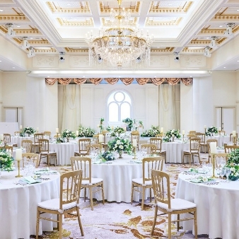 マリアージュ彦根:【26年12月～27年2月】迫力3大演出付！《早割60名213万円》:白を基調とした空間にゴールドのカーペットや椅子が上質な空間となっている大会場シャトアイアン。グリーンをベースにしたコーディネートで居心地の良い空間もおすすめ！