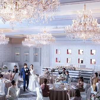 Ｒａｖｉｒ Ｏｋａｙａｍａ （ラヴィール岡山）:大人数80名以上プラン【387万円⇒288万円】オールシーズン対応 ※ゼクシィNET限定:岡山駅から徒歩3分でゲストも安心の好アクセス！和洋両取りの2つの挙式会場、ヴィラやリゾートなど5つのパーティ会場から、ふたり好みのスタイルが見つかると話題。旬の食材で創造する美食と専門式場ならではの洗練されたサービスで、大切なゲストへワンランク上のおもてなしを★〈豪華成約特典〉15大特典♪ドレス2点プラン18万円OFF、料理10万円OFF、引出物5万円OFF、演出クーポン5万円分他、最大100万円分ご優待！★〈週末来館特典〉【初めて来館の方】ギフトカード１万円分プレゼント【来館特典】A5和牛フィレ肉２万円の豪華試食、提携先ジュエリーショップ優待券、提携駐車料無料、[県下最大級]ドレスサロン見学★〈平日来館特典〉【初めて来館の方】ギフトカード１万円分プレゼント【来館特典】人気のランチ試食、提携先ジュエリーショップ優待券、提携駐車料無料、[県下最大級]ドレスサロン見学