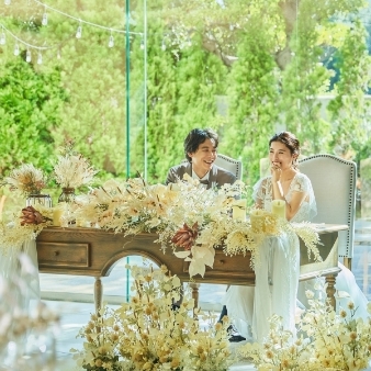 ウエディングヒル　東京ベイ幕張:◆会場リニューアル記念◆2027年3月～早割りプラン【60名196万6,800円～】最大100万円ご優待:海と緑に包まれた開放的なロケーションで叶える、心地よく穏やかな一日。 やわらかな光が降りそそぎ、木々の間をそよぐ風が心をゆるめてくれる。 自然の中で交わす笑顔や言葉が、どの瞬間もやさしく輝き、ふたりの一日を美しく彩ります。 大切な人たちと過ごす時間は、ぬくもりと幸福感に満ちていて、 そのひとつひとつが、いつまでも心に残るかけがえのない思い出に。 自然体でいられる心地よさと、ありのままの笑顔があふれる一日がここからはじまります。