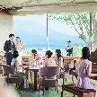 3面ガラス張りで桜島と錦江湾が望める空間での披露宴の魅力を体感。オープンキッチンから提供される出来たて料理とソファ席を組み合わせた会場内レイアウトで寛ぎの空間を演出！
