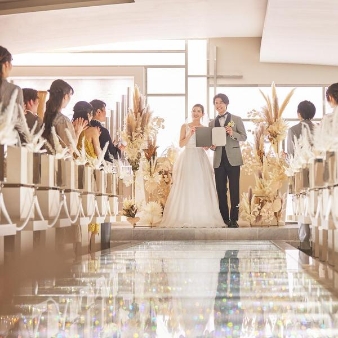 ＤＵＣＬＡＳＳ　ＯＳＡＫＡ　デュクラス大阪:緑が美しい春婚＜27年4～6月◆50名 281万→216万＞花粉も気にならない全天候型式場での結婚式