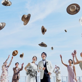 ノートルダム宇部 Notre Dame UBE:<180名まで可｜大人数プラン>～26年12月挙式迄【120名/338万】最大150万優待｜2月末迄申込:●100年の時を刻むステンドグラスに見守られ厳かで温かい挙式が叶う●最寄りJR駅から徒歩5分、宇部空港から車で10分でアクセスも安心。地域を代表する上質なウエディング会場●バージンロードには祝福の光が降り注ぎ、天井高20ｍの壮大な大聖堂での挙式はここにしかないウエディング●挙式後は遠くまで広がる青空のもと祝福に満ちたセレモニーが叶うセントラルコートも好評●2つの披露宴会場（着席180名までご利用可能）は必見。フロアー貸切だからプライベート感覚で上質なパーティをご体感頂けます●お客様をお迎えするアートフルでゆったり寛げるラウンジなど付帯設備も広く、おもてなしを重視するおふたりにも満足いただける贅沢空間●フェアでは旬の食材を使用した２万円相当のコース料理をご用意。心まで満たす想いがこもったお料理をご試食ください