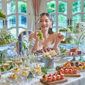 グランドプリンスホテル高輪 貴賓館:2026年10・11月＊フレンチレストラン｜40～80名｜庭に面したアットホームＷＤが叶う:【高輪 貴賓館の3つの魅力】(1)明治時代より100年以上の時を刻む旧宮家の邸宅「貴賓館」(2)大きな窓からの開放感が人気のガーデンビューバンケット、少人数でゆったりと寛げる上質な空間や、天井高のある壮麗なバンケットなど多彩な会場をご用意(3)四季折々の風情を見せ、フォトスポットとしてもおすすめの2万平方メートルに広がる緑豊かな日本庭園　◆結婚式総額が110万円以上で軽井沢や沖縄などのプリンスホテルに宿泊できる国内3泊をプレゼント(詳細は問合せを)◆
