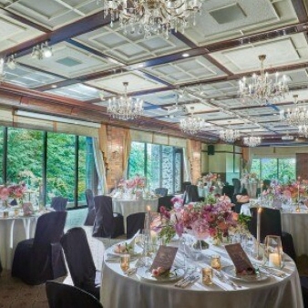 グランドプリンスホテル高輪 貴賓館:26年9月＊桜花｜40名～ガーデンビュー｜通常より最大28万円お得:【高輪 貴賓館の3つの魅力】(1)明治時代より100年以上の時を刻む旧宮家の邸宅「貴賓館」(2)大きな窓からの開放感が人気のガーデンビューバンケット、少人数でゆったりと寛げる上質な空間や、天井高のある壮麗なバンケットなど多彩な会場をご用意(3)四季折々の風情を見せ、フォトスポットとしてもおすすめの2万平方メートルに広がる緑豊かな日本庭園　◆結婚式総額が110万円以上で軽井沢や沖縄などのプリンスホテルに宿泊できる国内3泊をプレゼント(詳細は問合せを)◆