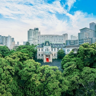 グランドプリンスホテル高輪 貴賓館:【8大特典付】2026年7～8月＊麝香｜～40名100年以上続く洋館でクラシカルウエディングを:【高輪 貴賓館の3つの魅力】(1)明治時代より100年以上の時を刻む旧宮家の邸宅「貴賓館」(2)大きな窓からの開放感が人気のガーデンビューバンケット、少人数でゆったりと寛げる上質な空間や、天井高のある壮麗なバンケットなど多彩な会場をご用意(3)四季折々の風情を見せ、フォトスポットとしてもおすすめの2万平方メートルに広がる緑豊かな日本庭園　◆結婚式総額が110万円以上で軽井沢や沖縄などのプリンスホテルに宿泊できる国内3泊をプレゼント(詳細は問合せを)◆