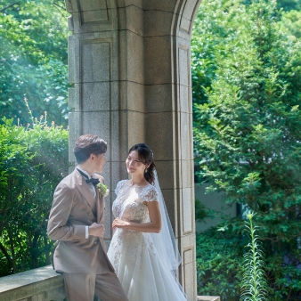 グランドプリンスホテル高輪 貴賓館:人気の春婚｜2027年3～5月＊麝香｜～40名家族婚｜貴賓館でクラシカルウエディング:【高輪 貴賓館の3つの魅力】(1)明治時代より100年以上の時を刻む旧宮家の邸宅「貴賓館」(2)大きな窓からの開放感が人気のガーデンビューバンケット、少人数でゆったりと寛げる上質な空間や、天井高のある壮麗なバンケットなど多彩な会場をご用意(3)四季折々の風情を見せ、フォトスポットとしてもおすすめの2万平方メートルに広がる緑豊かな日本庭園　◆結婚式総額が110万円以上で軽井沢や沖縄などのプリンスホテルに宿泊できる国内3泊をプレゼント(詳細は問合せを)◆