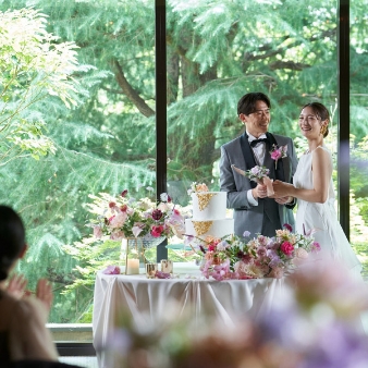 グランドプリンスホテル高輪 貴賓館:【空きわずか】2026年7～8月＊桜花｜40名～ガーデンビュー｜写真・衣装・装花・宿泊など特別8大特典付き:【高輪 貴賓館の3つの魅力】(1)明治時代より100年以上の時を刻む旧宮家の邸宅「貴賓館」(2)大きな窓からの開放感が人気のガーデンビューバンケット、少人数でゆったりと寛げる上質な空間や、天井高のある壮麗なバンケットなど多彩な会場をご用意(3)四季折々の風情を見せ、フォトスポットとしてもおすすめの2万平方メートルに広がる緑豊かな日本庭園　◆結婚式総額が110万円以上で軽井沢や沖縄などのプリンスホテルに宿泊できる国内3泊をプレゼント(詳細は問合せを)◆