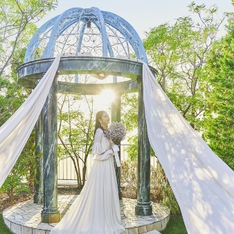 ＡＮＡクラウンプラザホテル松山:【2026年夏婚】2026年６月～8月検討中のお二人へ～サマーウエディングプラン70名218万円◇:放感のある屋上ガーデンやご家族のみの結婚式~最大300名までの結婚式まで対応できる披露宴会場を多数ご用意しております。宿泊のご優待はもちろん、ANAホテルとしての一流のおもてなしで親御様やゲストの方にもご安心いただけるとのお声をいただいております。