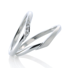 ＴＡＫＥＵＣＨＩ　ＢＲＩＤＡＬ:人気の3石タイプの婚約指輪メレダイヤモンドの色味の変更も可能