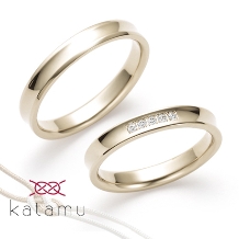 ハニーイエローゴールドの優しい色合いとシャープな形のコントラストが魅力の結婚指輪