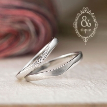 V字のラインが美しいシンプルなデザインの結婚指輪【アンティック】エミュリック