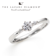 中央のダイヤモンドが際立つようにデザインされた婚約指輪【ラザールダイヤモンド】
