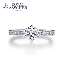 ダイヤモンドをたっぷり使ったデザインでありながら上品な印象の婚約指輪