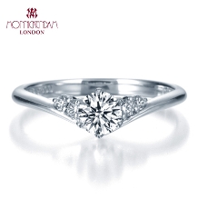 ティアラのようなV字タイプの珍しい目を惹くデザインの婚約指輪