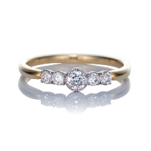 ＴＡＫＥＵＣＨＩ　ＢＲＩＤＡＬ:アンティーク調の個性的なデザインが魅力の【キャラティヴォーチェ】の婚約指輪