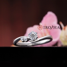 ＴＡＫＥＵＣＨＩ　ＢＲＩＤＡＬ:アシンメトリーの流れるようなウェーブのデザインが魅力の和ブランド婚約指輪