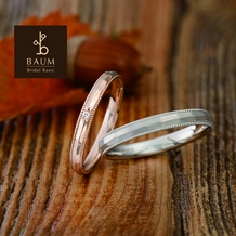 ミル打ちとランダムな土目の輝きが魅力のナチュラルデザインの結婚指輪