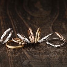ＴＡＫＥＵＣＨＩ　ＢＲＩＤＡＬ:ミル打ちとランダムな土目の輝きが魅力のナチュラルデザインの結婚指輪