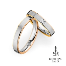 シンプルかつ色味が加わることでデザイン性も高い【クリスチャンバウアー】の結婚指輪