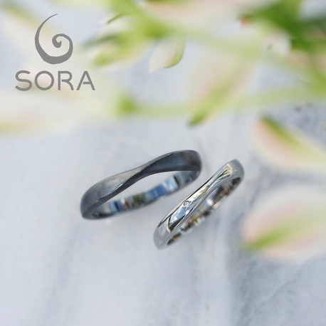 【SORA】グレーの色味が個性を出すこだわりのタンタル素材の結婚指輪