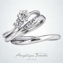 アンジェリック　フォセッテ　ブライダル:可愛らしいお花モチーフの婚約指輪。脇石の色をピンクやブルーに変えるのも人気！