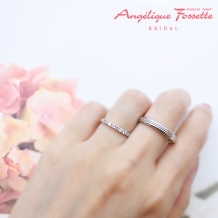 アンジェリック　フォセッテ　ブライダル:リング幅一杯に留まるダイヤモンドとさり気ないミル打ちが上品な華やかさを演出！