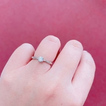 アンジェリック　フォセッテ　ブライダル:【お手頃なのに本格品質】横から小さいダイヤモンドが見える大人可愛い婚約指輪！