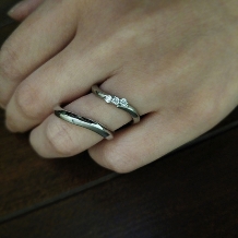 アンジェリック　フォセッテ　ブライダル:ふたりの元へ幸せを運ぶ緩やかな流れを美しい曲線で表現した、重厚感ある結婚指輪！