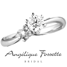 アンジェリック　フォセッテ　ブライダル:可愛らしいお花モチーフの婚約指輪。脇石の色をピンクやブルーに変えるのも人気！