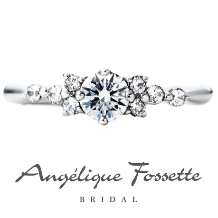 アンジェリック　フォセッテ　ブライダル:【お手頃なのに本格品質】リボンのように添えられたメレダイヤの配置が可愛い！