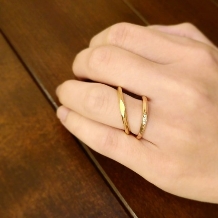 アンジェリック　フォセッテ　ブライダル:直線的なラインを意識したクール系マリッジリング。結婚指輪もお洒落に着けたい方へ！