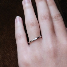 アンジェリック　フォセッテ　ブライダル:【2本で10万円】“赤い糸”というネーミングがロマンチックな人気の結婚指輪！