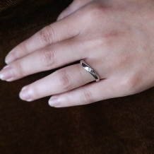 アンジェリック　フォセッテ　ブライダル:【ペア税込16万円】プラチナ950ハード使用の幅広ウェーブのシンプルな結婚指輪