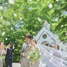 旧軽井沢礼拝堂 旧軽井沢ホテル音羽ノ森:【26年4月~8月*20名105万円】ベストシーズン:【軽井沢を代表するクラシカルリゾートホテル】旧三笠ホテルをモチーフに作られた当館は、上質で寛ぎの空間。小鳥のさえずり、樹々の香りなど自然に包まれ凛とした佇まいの旧軽井沢ホテル音羽ノ森は迎賓にふさわしい場所。このフェアでは限定でおふたり1泊宿泊特典で至福の1日に!【心を通わせる結婚式】事前にお二人と行う司祭とのオリエンテーションでは、結婚の意味や家族への感謝を心に刻むための大切な時間。対話を通し、挙式当日には司祭からお二人に向けた特別な祝福のメッセージが贈られる。【食の音羽と好評のお料理】フェア試食を予約された方にはホテルレストランにて無料試食をご提供。シェフ厳選の信州食材や旬野菜をふんだんに使った”特別フレンチ試食”をお愉しみください