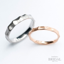 【オーダーメイド結婚指輪】柔らかな槌目模様のマリッジリング