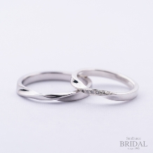 SUNDANCE　BRIDAL:【オーダーメイド結婚指輪】メビウスの輪をイメージしたツイストマリッジ（ダイヤ）