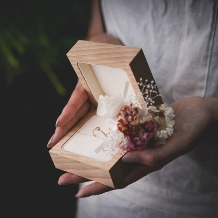  SUNDANCE　BRIDAL_【重ね付けにも最適な婚約指輪】薬指を可憐にする細見の婚約指輪