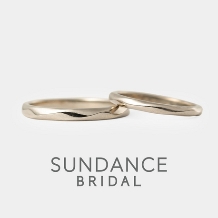 SUNDANCE　BRIDAL:【オーダーメイド結婚指輪】シャンパンゴールドのツイストマリッジリング