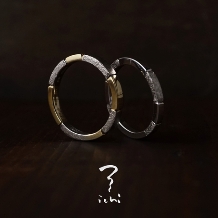 ＜石畳／いしだたみ＞Pt.BRG 質感の違う二つが混ざり合い調和する