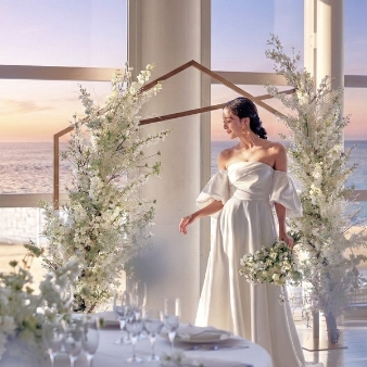 エシェル ドゥ アンジェ:【Summerプラン】夏のウェディングがお得！2026年6月～8月のご結婚式限定プラン:一面が天井までガラス張りになったパーティ会場。ふりそそぐ陽光や青い海を見ると思わず笑顔になる。開放的なリゾートウエディングを満喫できる