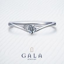 【GALA】ダイヤをきらめかせる、シンプルで美しいV字デザイン☆