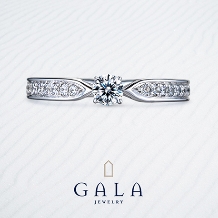 【GALA】贅沢にメレダイヤをあしらった、高級感漂う婚約指輪＊