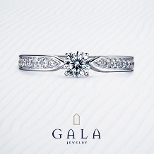【GALA】贅沢にメレダイヤをあしらった、高級感漂う婚約指輪＊